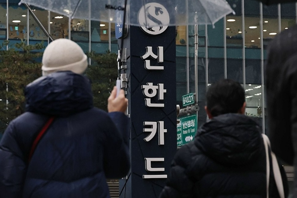 진옥동 2기 비은행 강화 책임질 신한카드 박창훈, '경영진 과오' 사과하고 '성과급 반납'으로 실적 개선 의지 보였다