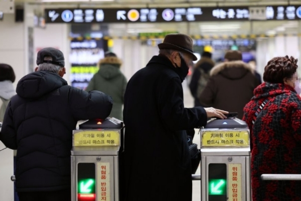노인 지하철 무료승차 '즉흥적' 제한 유감 : 정부 차원 '복지'와 지자체 '교통비용' 갈등 재고 기회로