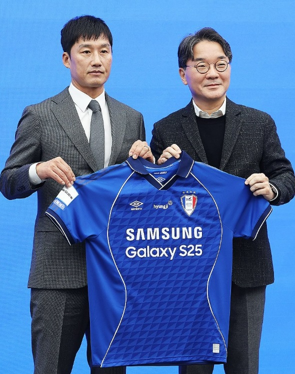 홍명보 나가 김영광이 축구 국가대표팀 감독으로 새 사람을 추천했다 : 수원 삼성 팬들 불쾌감을 드러냈다