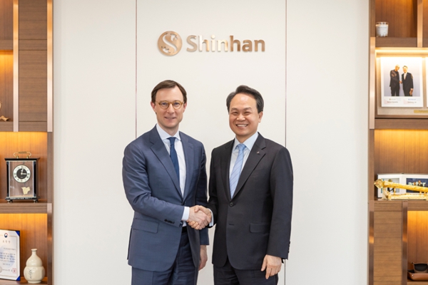 신한금융그룹과 비자의 '40년 혈맹' 기술협력까지 격상된다 : 진옥동 비자 사장 만나 디지털 분야 협력 논의