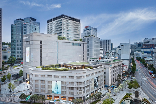 신세계백화점이 명품·의류로 외국인 관광객 끌어들이는 중 : 신세계 1분기 영업이익 30% 증가 전망