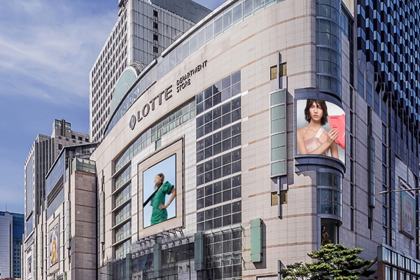 롯데쇼핑 매출은 내수마저도 외국인이 이끈다 : 유통업계 구조적 '내수 공동화' 굳어지며 탈출구 찾기 비상