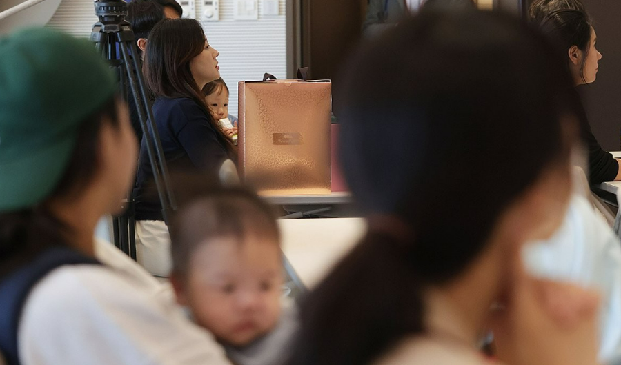 [허프 트렌드] SNS에 난리 난 태아 성별 공표 이벤트 '젠더 리빌' : 베스킨라빈스 민폐 고객까지