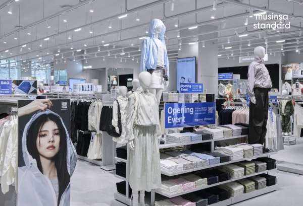 무신사 스탠다드 호남 첫 오프라인 매장 광주 신세계백화점에 오픈 : 조만호 전국 거점 확대 전략 탄력