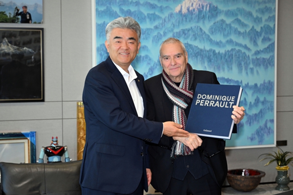 이화여대 캠퍼스에 '반지하 혁명' 각인한 건축가 도미니크 페로 방한, 대우건설 정원주 회장과 '도시 정비' 논의