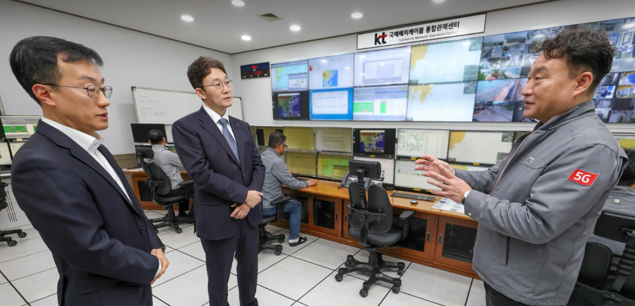박윤영 KT 대표 통신 기반시설 점검 : 부산 KT국제통신센터는 글로벌 데이터 통신의 대동맥