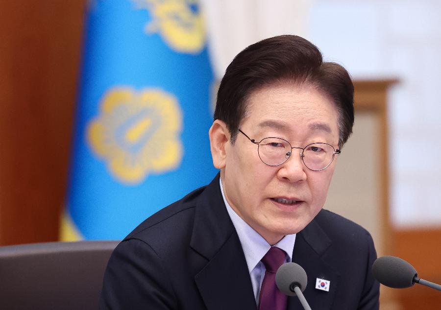 [허프 사람&말] 조국이 '이스라엘 전시 영상' 관련 이재명을 강력 옹호했다 : 박정희 '친아랍성명' 거론하며 실리 외교  