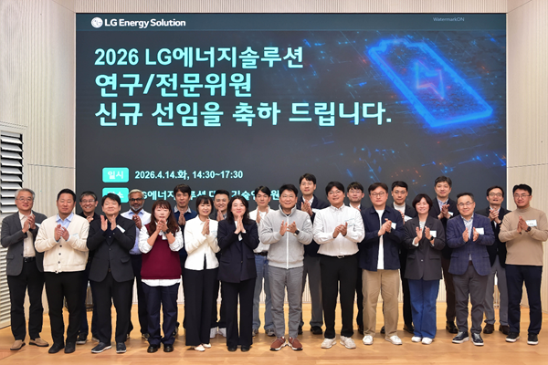LG에너지솔루션 대표 김동명 최대 규모 기술 리더 선임해 혁신 강화 : 역대 최연소, 첫 외국인 연구위원 발탁도