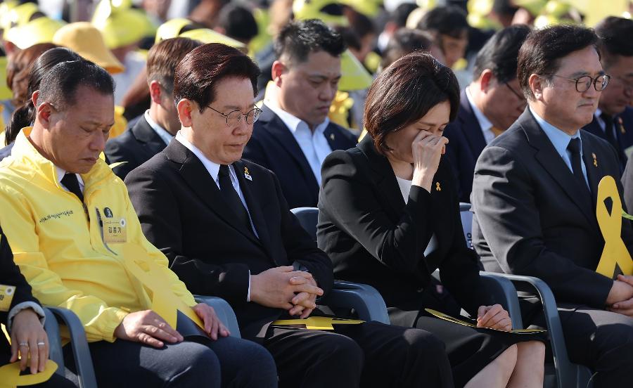 11년 동안 비어있던 자리가 채워졌다 : 현직 대통령, 세월호 참사 12주기 기억식 처음 참석