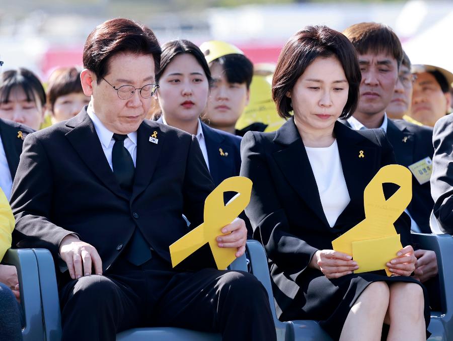 11년 동안 비어있던 자리가 채워졌다 : 현직 대통령, 세월호 참사 12주기 기억식 처음 참석