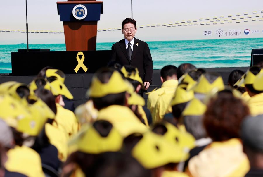 11년 동안 비어있던 자리가 채워졌다 : 현직 대통령, 세월호 참사 12주기 기억식 처음 참석