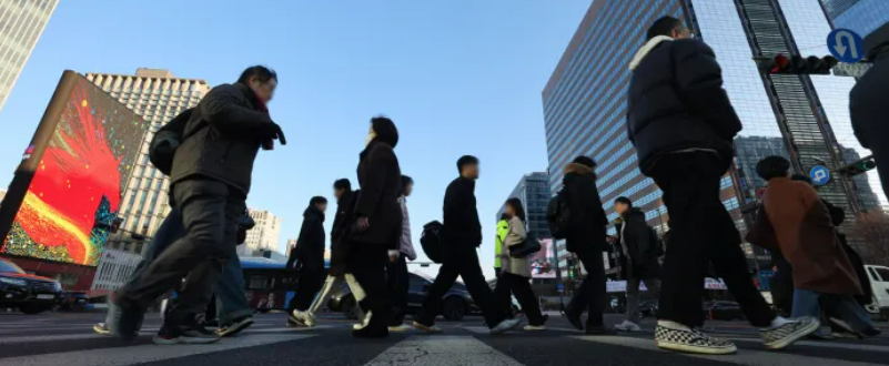 5월1일 노동절에 출근하면 2.5배 임금을 받는다 : 다른 공휴일 근무는 1.5배