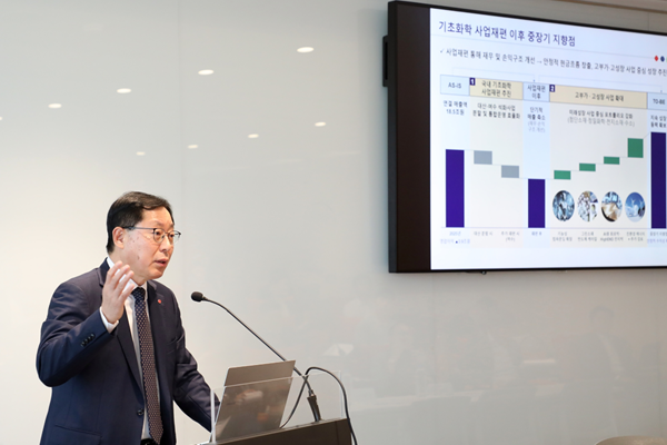 이영준 롯데케미칼 총괄대표 취임 1년 훌쩍 넘어서 처음으로 기관 투자자들 만났다 : 외부 환경에 휘둘리지 않는 사업 균형 만들겠다