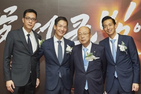 다섯 개의 자리와 다섯 번의 보수 그리고 하나의 책임 : 한화그룹 김동관의 겸직이 드러내는 불편한 진실