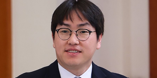 AI 수석 하정우가 '출마할 결심' 일주일 미뤘고 정치권 논란은 증폭된다 : 약속대련·정무개입 이어 피로감 얘기까지  