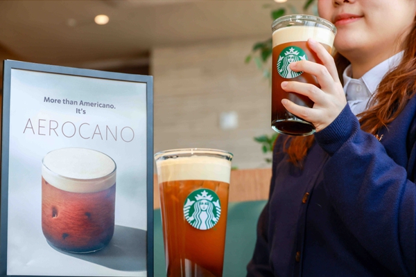 [허프 트렌드] 아메리카노의 재해석 : '거품 키스' 즐기게 해주는 공기주입 커피가 '불황형 신메뉴'로 뜬다