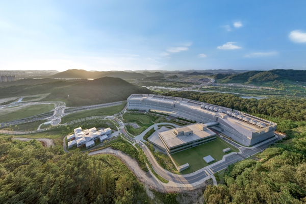 네이버가 '전기 먹는 하마' 데이터센터 먹이를 해결하는 방법 : 풍력발전소 지분 30% 인수해 전력 조달한다