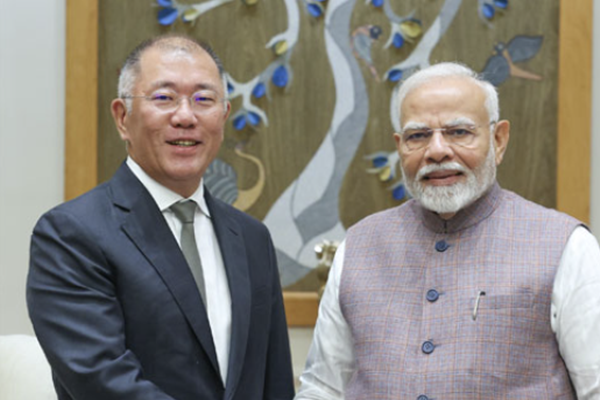 현대차그룹 회장 정의선 8년 전 인도와 했던 투자 약속 지켰다 : 현지 최적화 된 현대차의 3륜 전기차 인도 시내 달린다