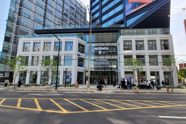 [현장] 25년 전 '무진장 신발 사진 많은 곳'이 유니콘 기업 비약 : '무신사 메가스토어 성수'는 쇼핑 공간 이상이다