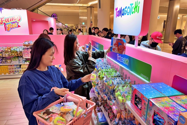 [허프 트렌드] 80년대 서울의 벤츠, 다마고치 부활, 태권브이 굿즈 : 레트로의 파도에 세대의 경계가 무너진다