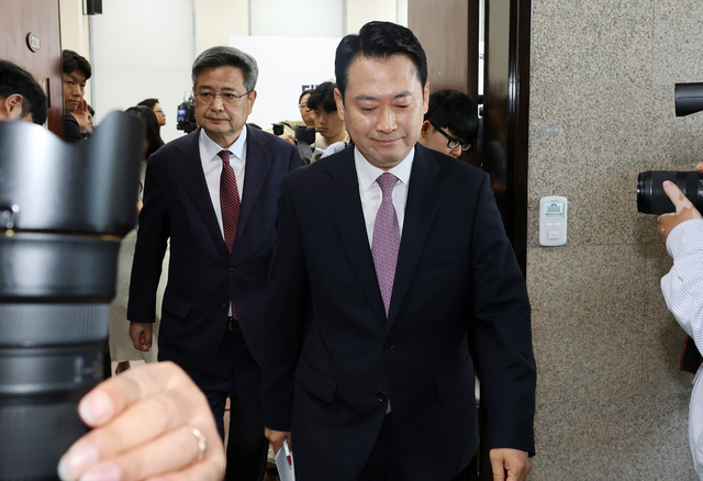 제1야당 대표 장동혁의 추락한 권위 : 하루가 멀다 하고 당내서 말로 집단 린치 당하는 수준에 이르렀다