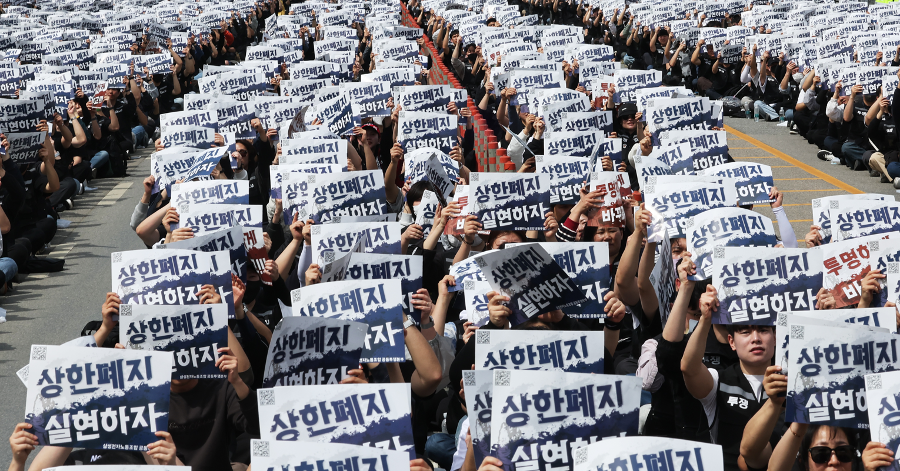 삼성전자 노조가 회장 이재용의 얼굴 사진을 밟고 조롱 : 그게 아니어도 그들의 '성과급 요구 수위'가 반감을 사는 이유 있다
