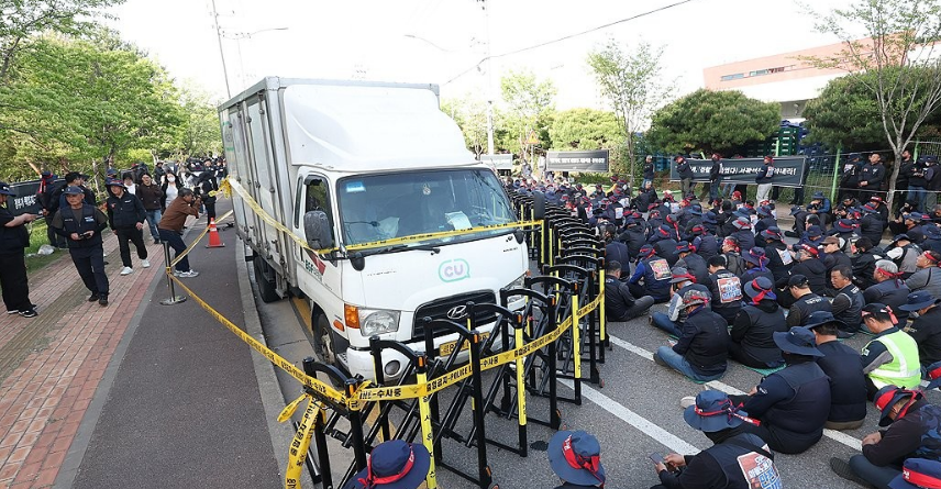 삼성전자 노조가 회장 이재용의 얼굴 사진 밟고 조롱 : 그게 아니어도 그들의 '성과급 요구 수위'가 반감을 사는 이유 있다