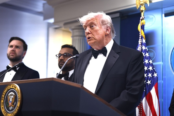 세 번째 암살 시도에서 살아남은 트럼프, 의연한 모습으로 링컨처럼 일 많이 해서 공격 대상 되는 것