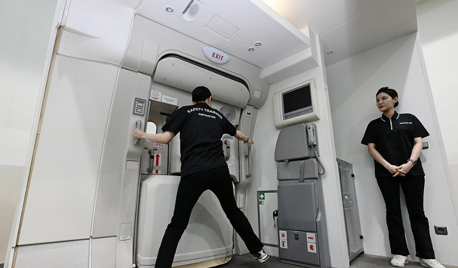 [허프 생각] 항공 승무원의 머리부터 발끝까지 : 장식 아닌 안전의 장비가 돼야 한다