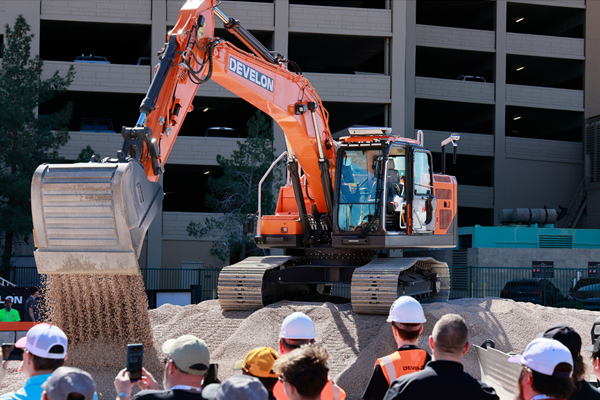 HD현대그룹 회장 정기선 '스마트 건설현장' 현실로 : 무인 자율 굴착기가 처음으로 공사 현장에 투입됐다