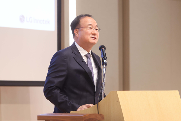 LG이노텍 애플 카메라 모듈 의존도 낮추기 길 보인다, 문혁수 '1번 신무기' 반도체 기판 들고 영업이익 1조 정조준