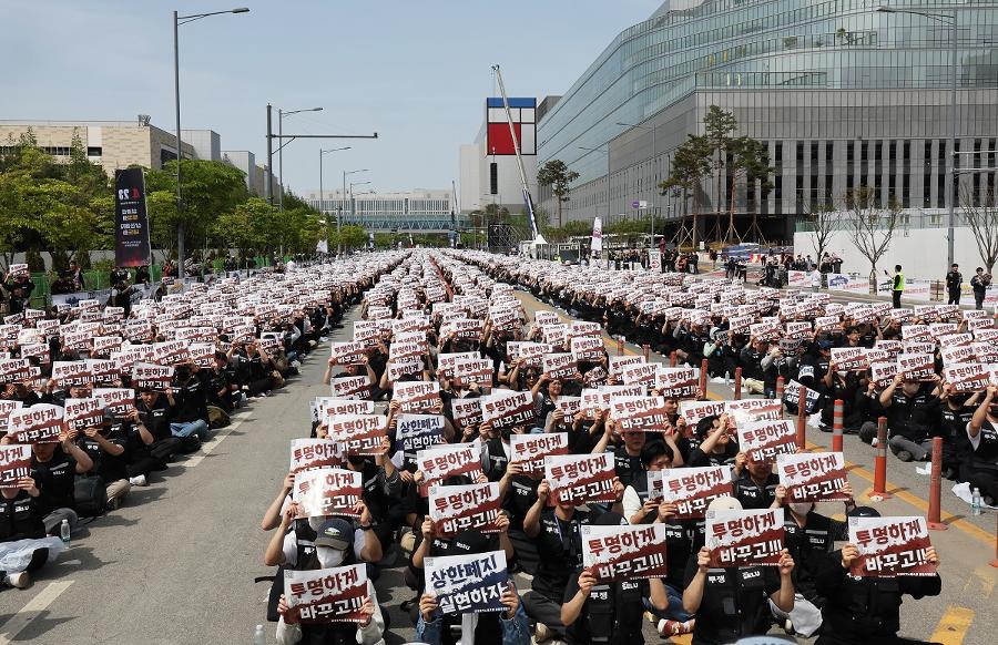 반도체만 챙긴다? 삼성전자 노조 성과급 갈등에 내부 균열 : 비반도체 부문 조합원 탈퇴 움직임 늘고 있다