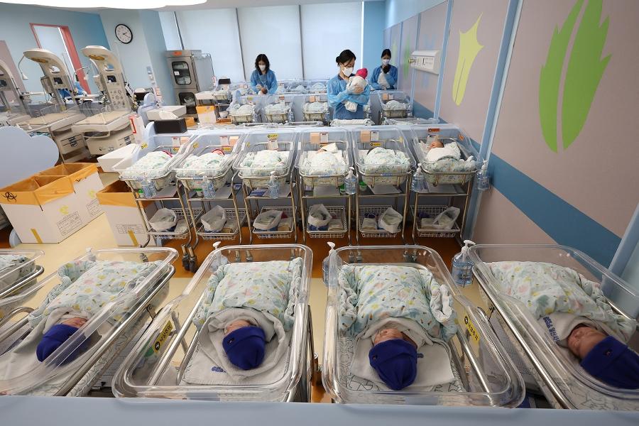출산하면 현금 1800만 원 주지만, 응급 분만 산모는 갈 곳 없어 응급실 '뺑뺑이'