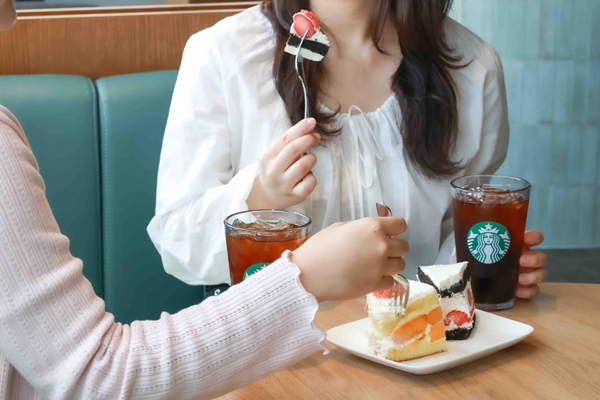 [허프 트렌드] '한입' 아니면 '벌크' : 소비가 양극단으로 갈리면서 유통업계가 단가-분량 조합을 다양화하고 있다