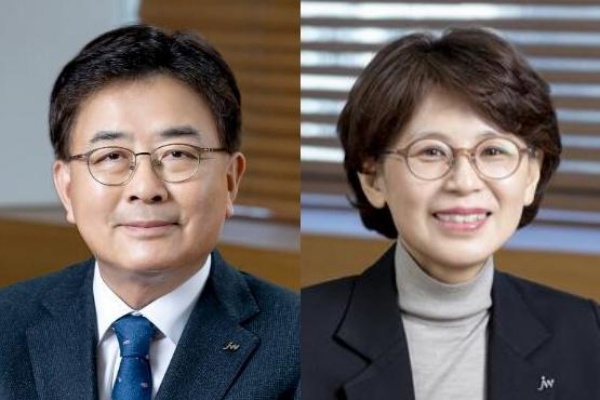 JW중외제약 신영섭의 철밥통 대표직 : '리베이트 징역형'에도, '법인세 포탈 혐의' 재판에도 흔들리지 않는 '네 번째 임기'