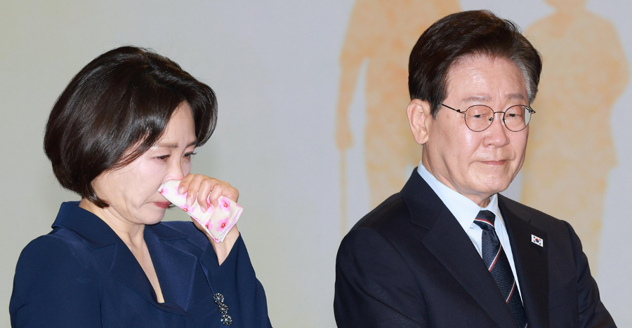 이재명 대통령이 최초로 어버이날 기념식에 참석했다 : 자식을 먼저 보낸 부모에게 꽃을 달아드렸다