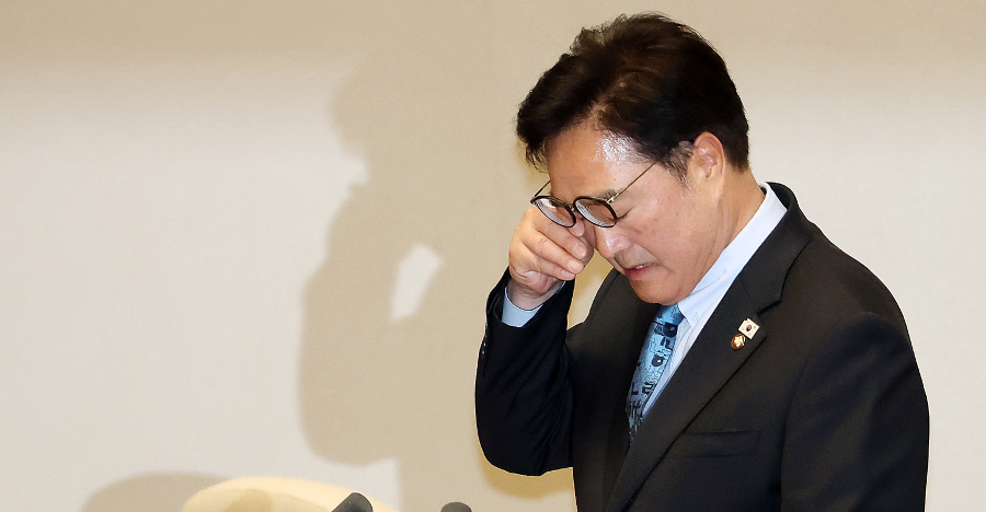 우원식 국회의장이 눈물을 훔쳤다 : '6·3 개헌 국민투표'가 최종 무산됐다