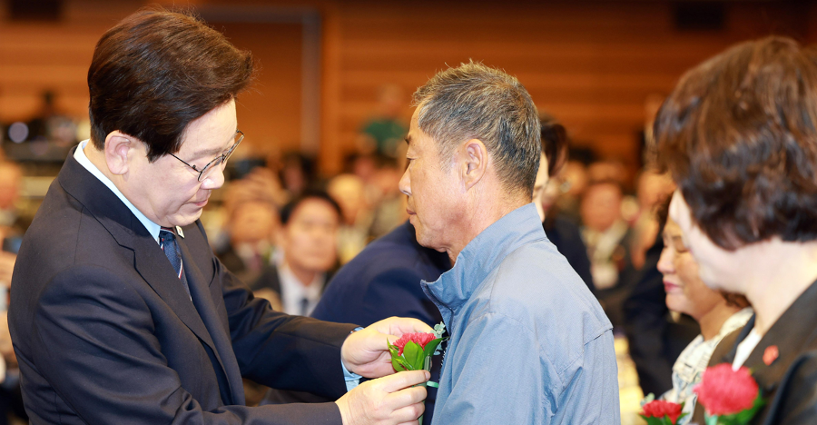 이재명 어버이날 기념식에 대통령으로 처음 참석했다 : 자식을 먼저 보낸 부모에게 꽃을 달아드렸다