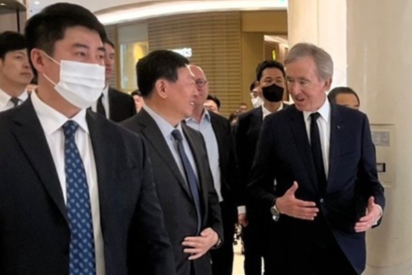 루이뷔통 베르나르 아르노 회장이 신세계백화점 본점을 찾았다, 박주형 대표와 6층 규모 루이뷔통 매장 둘러봐