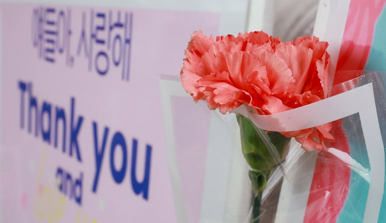 카네이션이 놓인 교실에 또다시 교사를 향한 '악성 민원'의 전화벨이 울렸다 : 아이들은 무엇을 배우게 될까? 