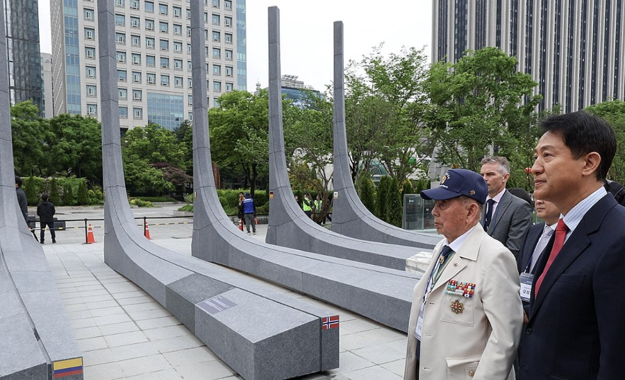 박정희 이승만이 어려우니 결국 한국전쟁만 남았나 : 광화문 '받들어총'에 드리운 '이념의 그림자'