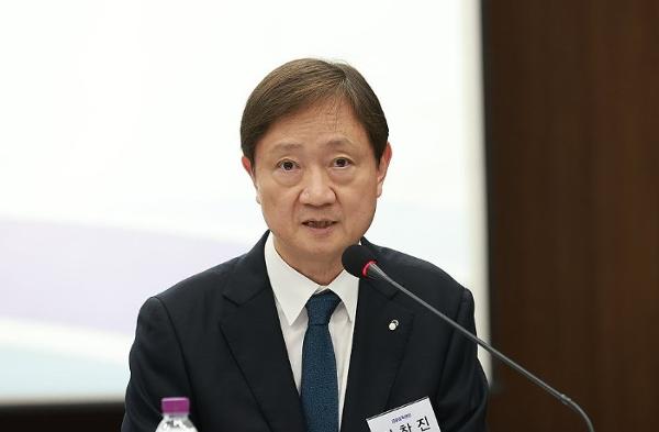 이찬진 금감원장이 금융시장 급변 속 '빚투'나 '레버리지 투자'를 경계해야 한다고 했다 :  불법 행위로부터 금융소비자를 보호하기 위한 '소비자위험대응협의회' 열었다