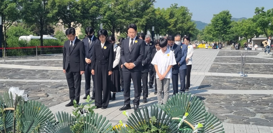 23일 프로필 사진 유심히 봐야 하는 이유 : 노무현 대통령부터 5·18 오월 영령까지, '고인 모독'이 일상을 파고든다
