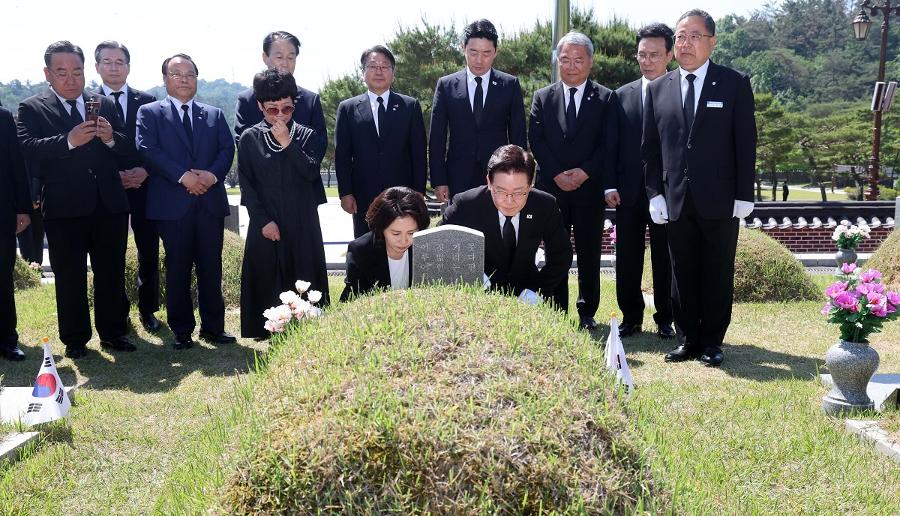 이재명의 '격노' 스타벅스 캠페인에 저질 장사치의 막장 행태 : 국가폭력·사회적 참사에 줄곧 강한 메시지