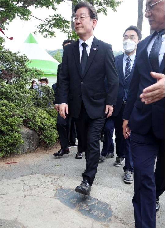 [허프 사람&말] 이재명의 '격노' 스타벅스 캠페인에 저질 장사치의 막장 행태 : 국가폭력·사회적 참사에 줄곧 강한 메시지