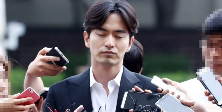 김수현과 고 김새론의 '미성년자 교제 논란'은 사실이 아니다? : 난데없는 스캔들로 진땀 흘린 유명인들
