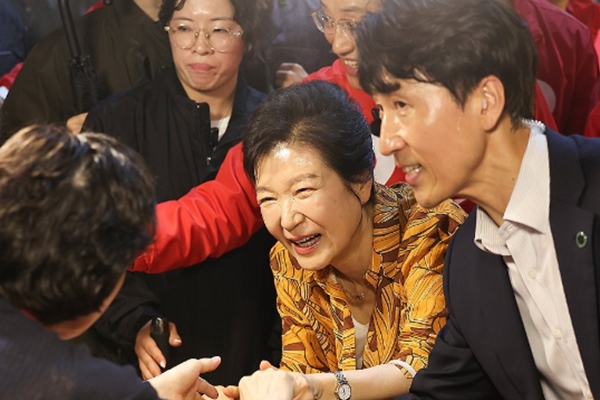 박근혜, 대구 칠성시장 찾아 추경호 지원 대구 경제가 안 좋다니 위로를 드리고 싶었다