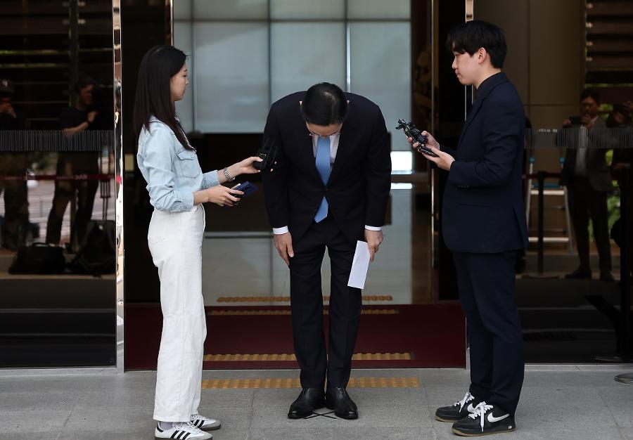 이병철 회장 손자의 닮은 듯 다른 사과 : 동갑내기 사촌 정용진·이재용의 ‘세 번 숙인’ 사과 비교