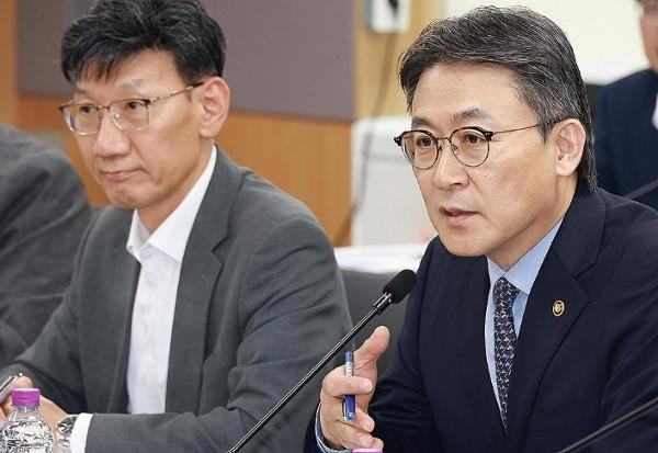 권대영 금융위 부위원장 무늬만 생산적 금융 안돼 : 4차 생산적금융협의체에서 에너지 산업분야로 금융 흐름 강조