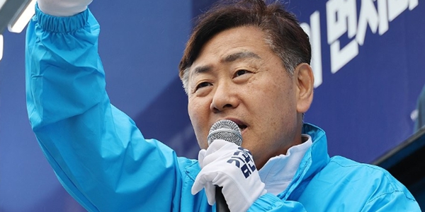 청와대가 김관영 전북지사 후보의 '교감설'에 정면으로 반박했다 : 민주당은 공세 수위를 높였다